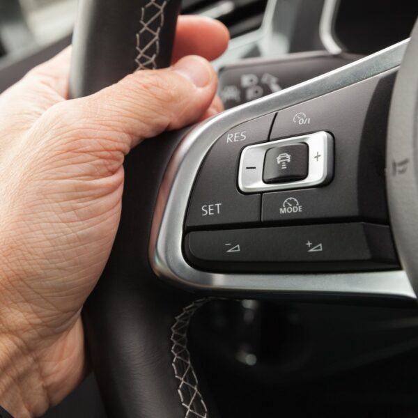 Co to jest Adaptive Cruise Control i Jak Działa?
