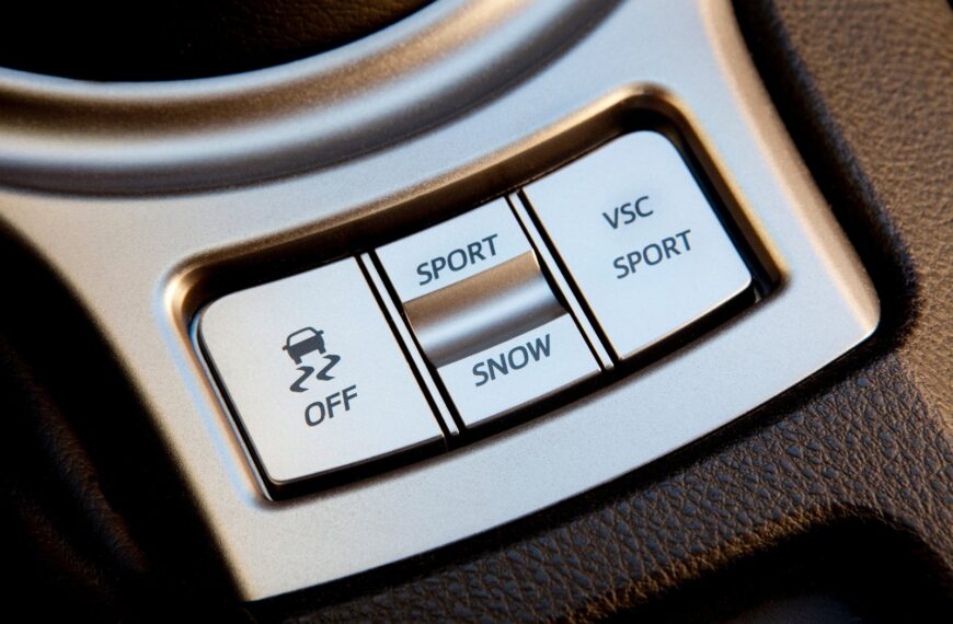 Jak działa system kontroli trakcji (TCS) i kiedy jest szczególnie użyteczny?