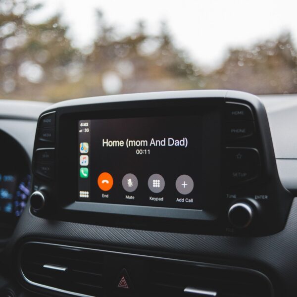 Jakie są najnowsze technologie w samochodowych systemach bezpieczeństwa i jak działają?