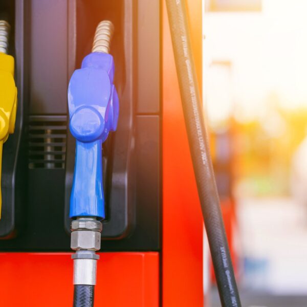 Jakie są różnice między różnymi rodzajami paliw i jak wybrać najlepsze dla swojego samochodu?