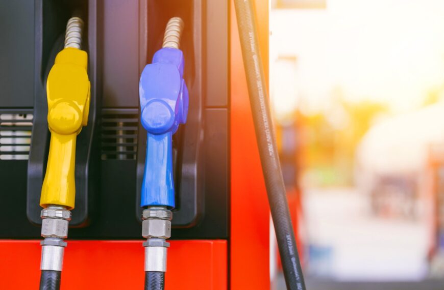 Jakie są różnice między różnymi rodzajami paliw i jak wybrać najlepsze dla swojego samochodu?
