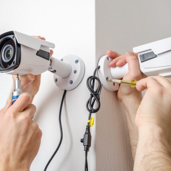 Jakie są zasady stosowania kamer cofania i jak je zainstalować?