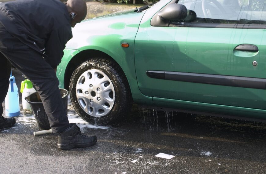 Najlepsze techniki mycia auta bez użycia wody: Czy to możliwe?