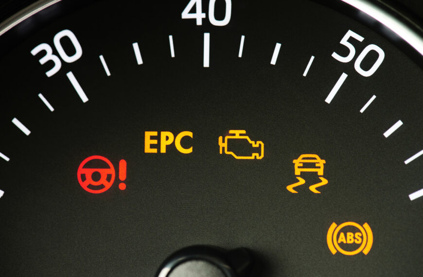 Zrozumienie sygnałów ostrzegawczych na desce rozdzielczej: Czego nie można ignorować?