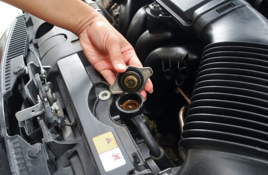 Jak rozpoznać i zapobiegać awariom układu chłodzenia w samochodzie?