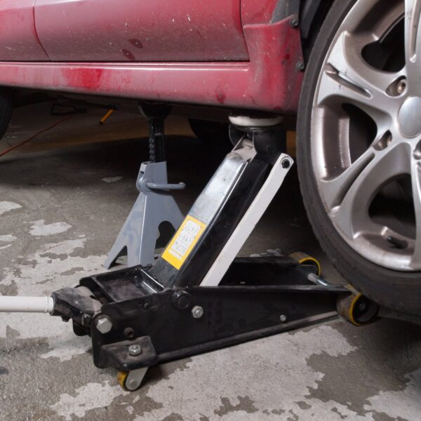 Jak bezpiecznie używać podnośnika hydraulicznego i inne wskazówki dotyczące podnoszenia samochodu.