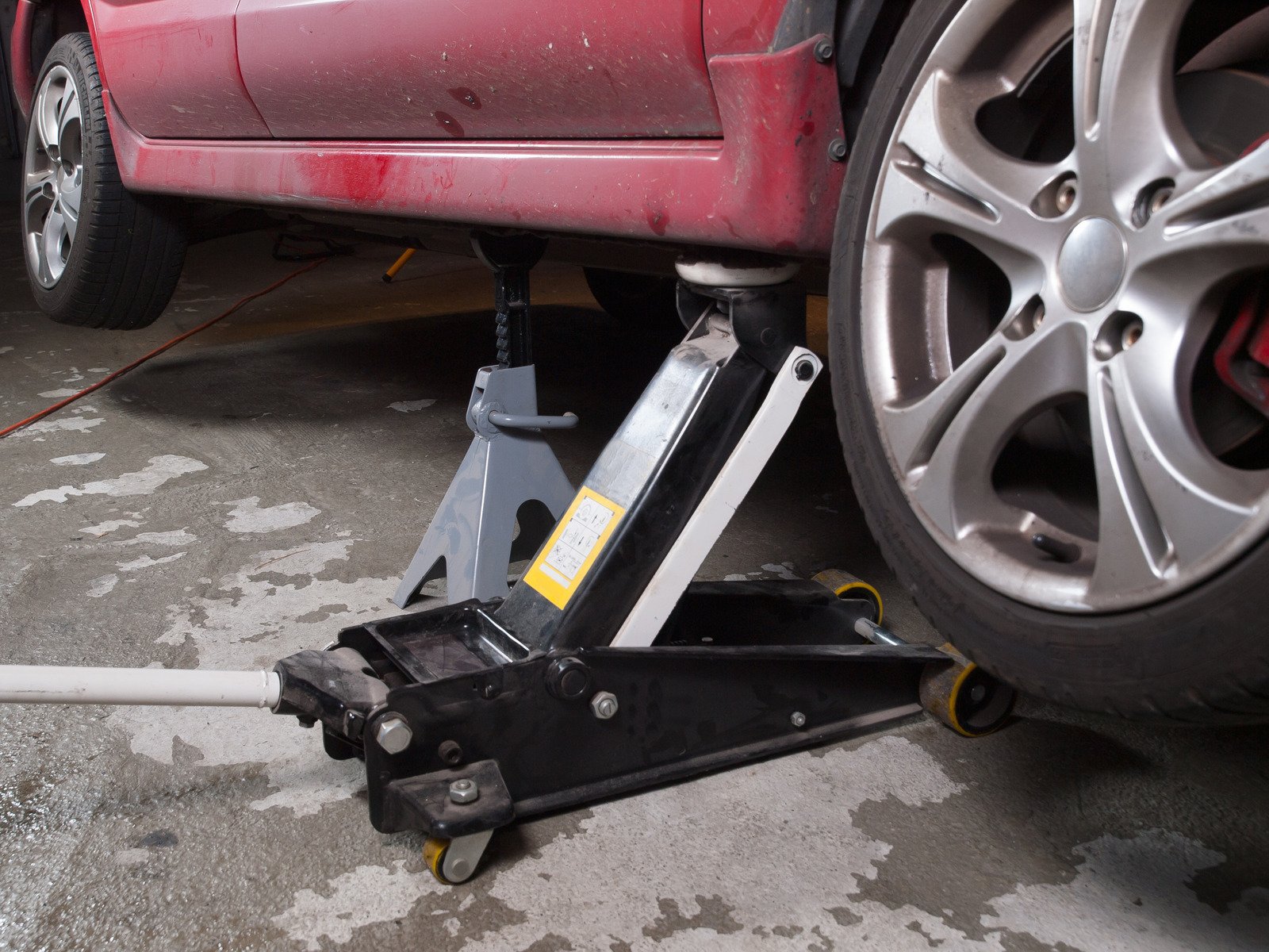 Jak bezpiecznie używać podnośnika hydraulicznego i inne wskazówki dotyczące podnoszenia samochodu.