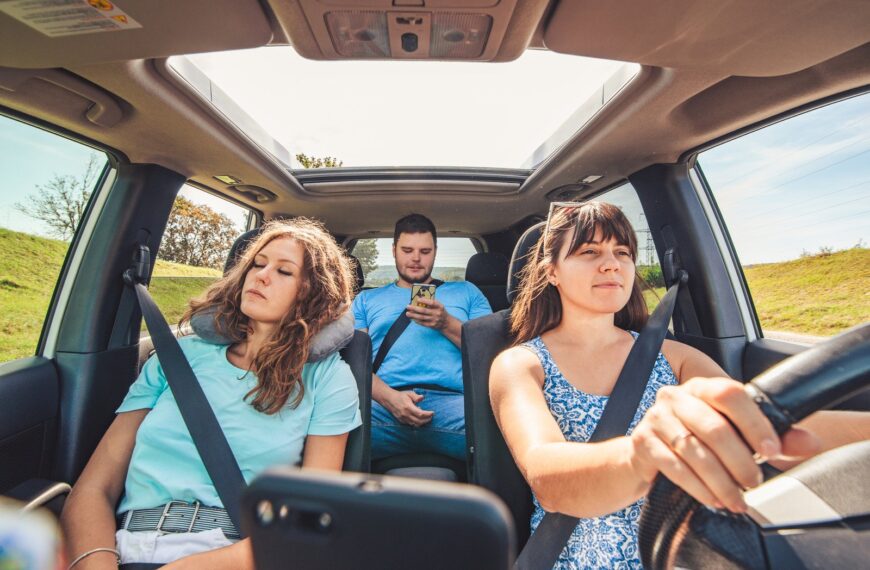 Jak przygotować samochód do dalekiej podróży zimą: niezbędne sprawdzenia i wyposażenie.